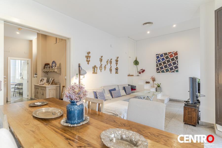 Casa con terraza y local comercial junto a la Catedral